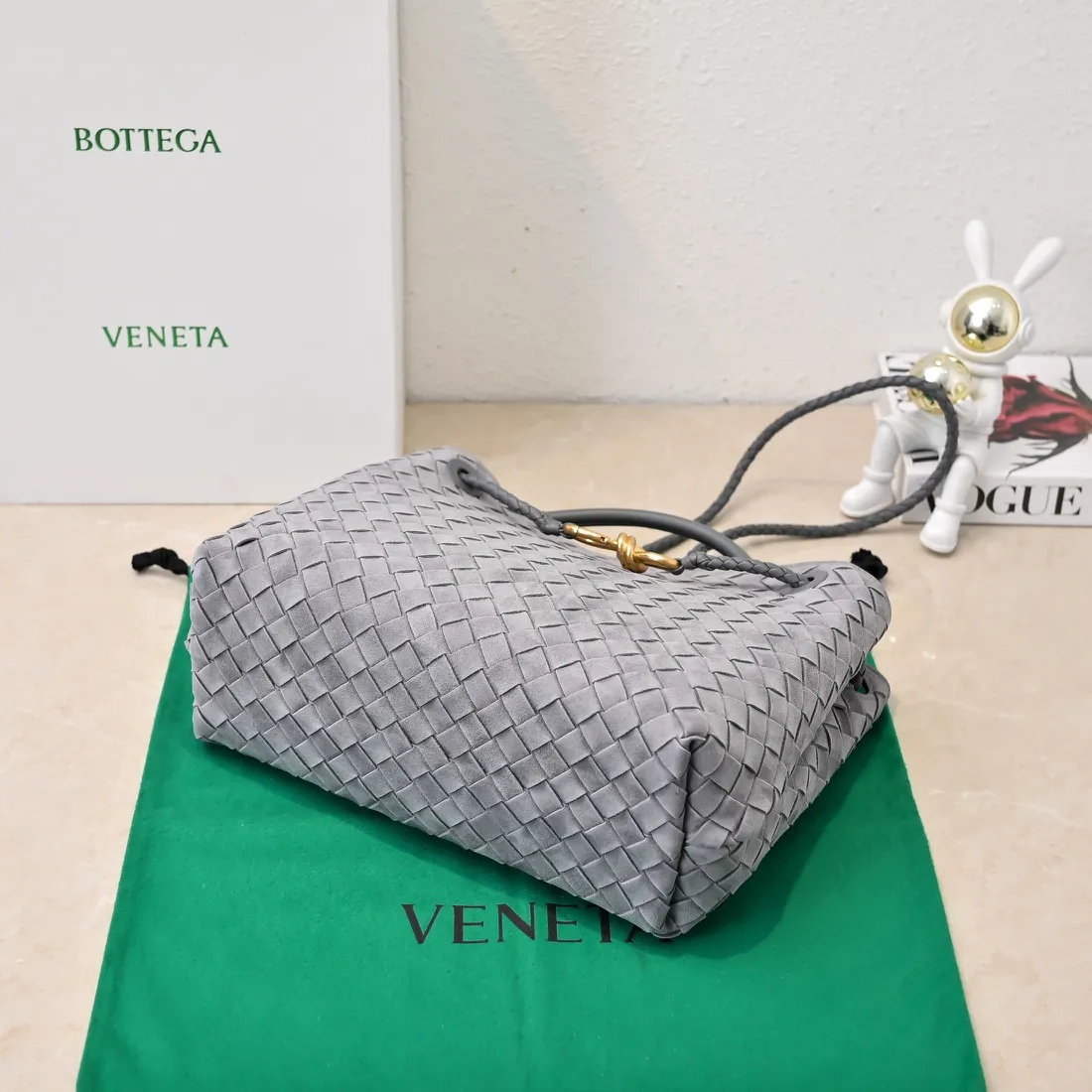 Batch 2360 BV new Andiamo is shipped‼ ️Really popular🔥The new Andiamo woven handbag launched by Bottega Veneta this season is really popular all over the world! ! Celebrities at home and abroad have worn it, and Oscar-winning actress Michelle Yeoh has taken it out on the street. Song Jia, Trai Yara, Yu Feihong, Sanji Ayaka, Rosie Hunting-Whiteley, Yoshioka Riho, etc. have all picked up this bag. It is classic and versatile, showing off its temperament, and the bag capacity is also large, which is very convenient for daily commuting! ! A variety of carrying methods, the shoulder straps can be adjusted by yourself, the original lambskin feels soft and delicate, and the unisex style breaks gender boundaries and brings a more practical and longer-lasting use experience. Andiamo, which has both elegant and casual styles, perfectly interprets the true appearance of "fashionable old money style". Style number: 8463 Size: 32*24*12